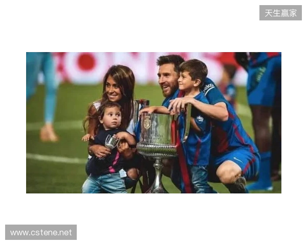 安东内拉晒一家人同美职联奖杯合照:恭喜亲爱的,我们爱你 安东内拉晒一家人同美职联奖杯合照:恭喜亲爱的,我们爱你
