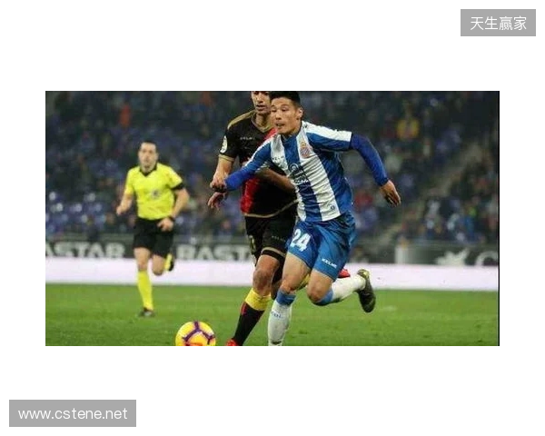 西班牙名嘴:维尼在替补席发笑不职业,在哪都该被开除 西班牙名嘴:维尼在替补席发笑不职业,在哪都该被开除