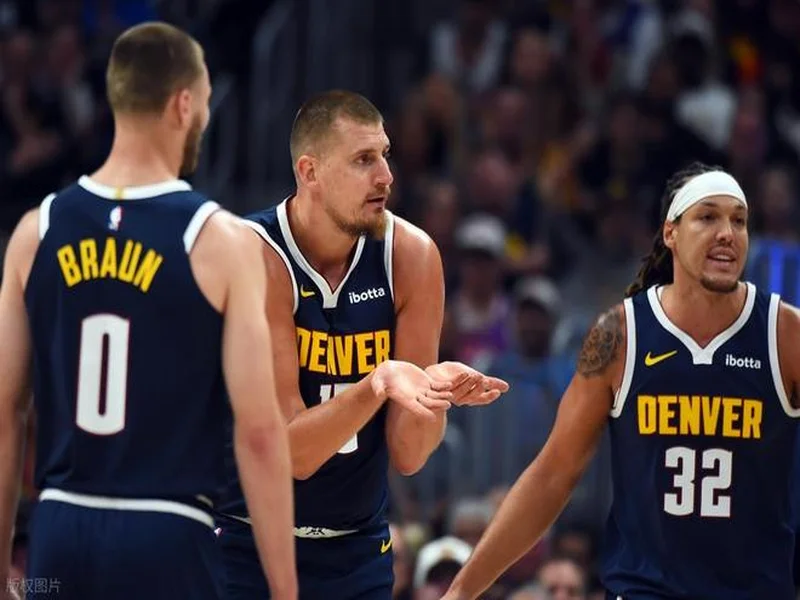 TA：曼联明夏将评估梅努、乌加特两人情况，中场可能大换血